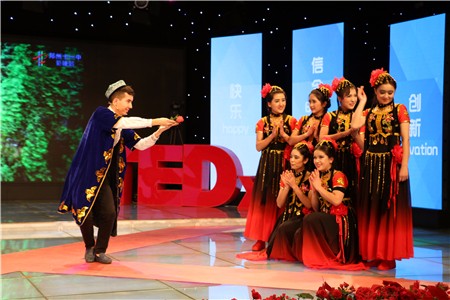 TEDx现场带来优美的新疆舞.jpg